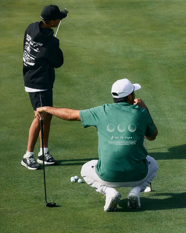 deux jeunes hommes sur un green de golf partie de golf<br />