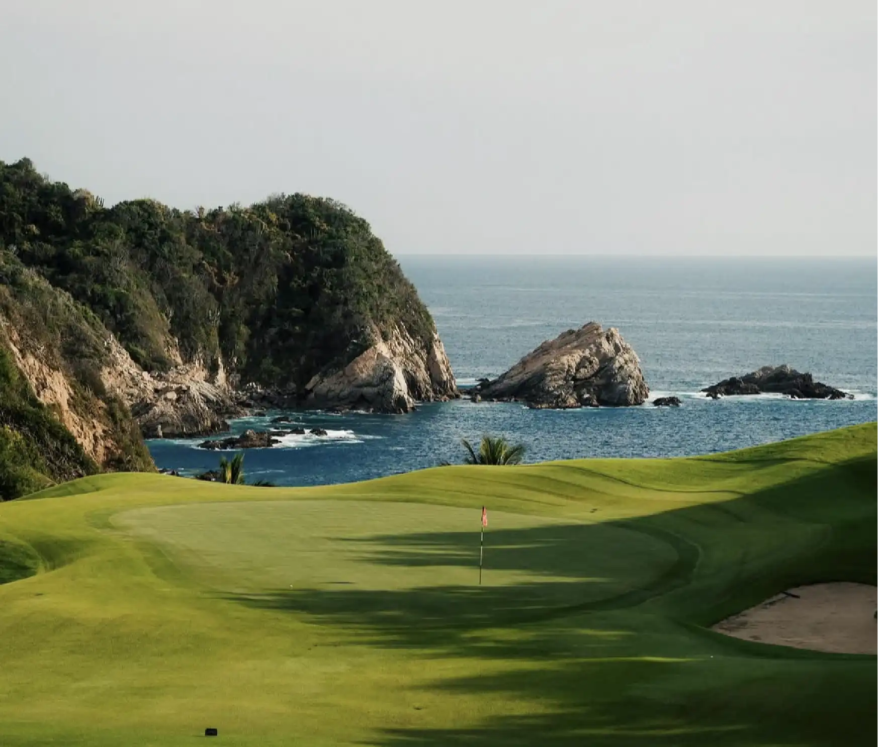 image engagement terrain de golf près de la mer